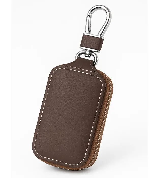 Braon elegantna kožna futrola za ključeve sa belim štepovima i metalnom kukom
