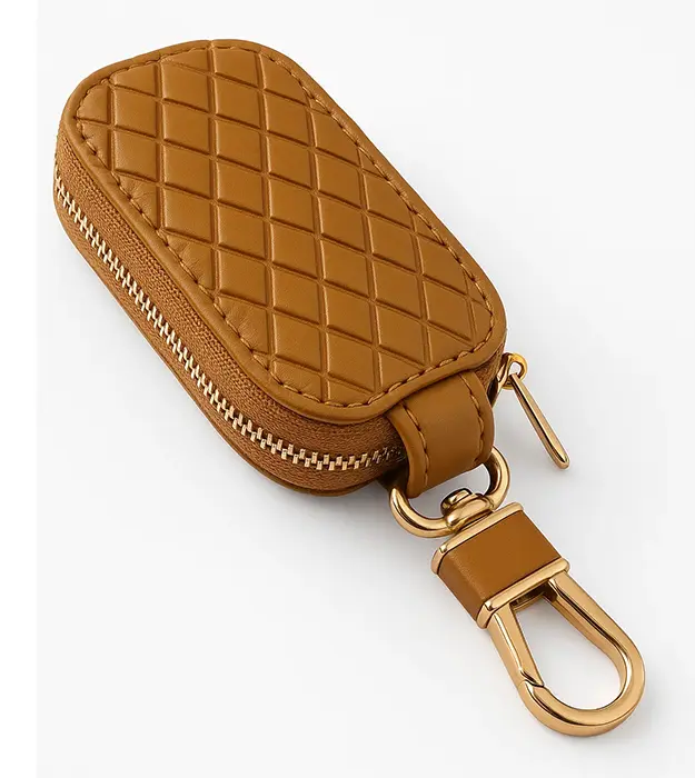 Svetlo braon kožni privezak za ključeve sa dijamantskim prošivom i metalnom kukom – KeyNest