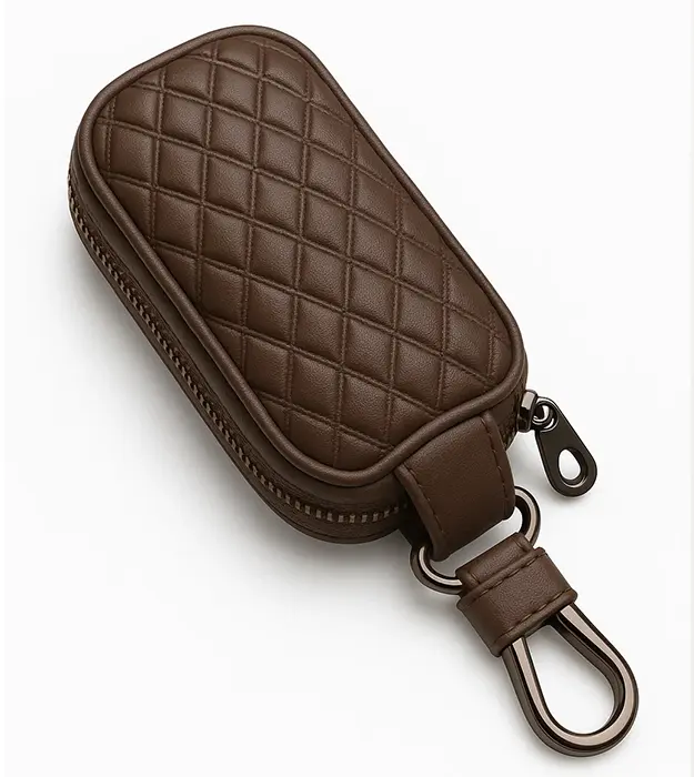 Tamno braon kožni privezak za ključeve sa dijamantskim prošivom i metalnom kukom – KeyNest