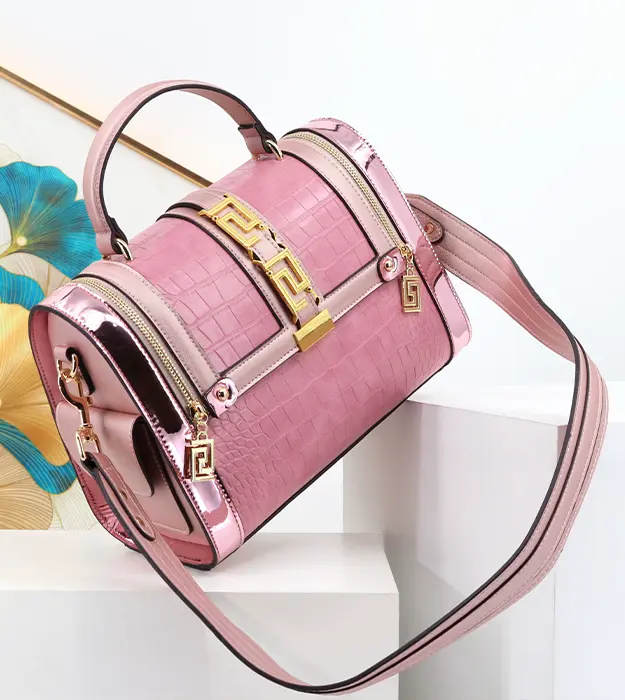 Elegantna ženska torba Crovalé Rosé od PU kože sa reljefnim croco uzorkom i zlatnim detaljima, postavljena na svetloj pozadini