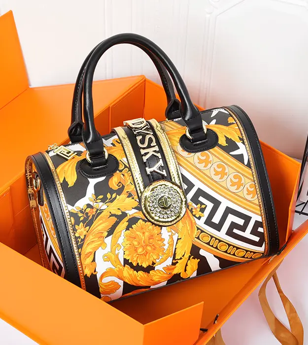 Luksuzna ženska torba Élora Baroque u zlatno-crnoj boji sa baroknim dezenom i metalnim detaljima