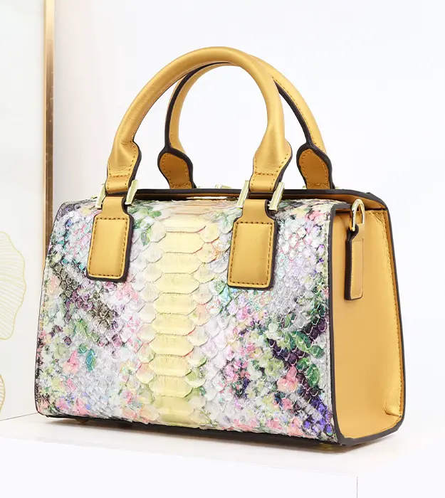 Luméa Aurora ženska torba od PU kože sa zlatno-pastelnim zmijskim dezenom, postavljena na beloj pozadini