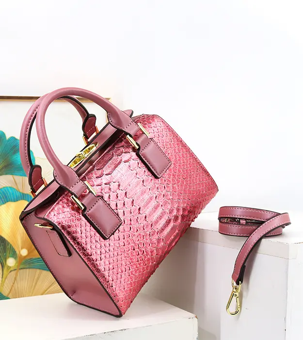 Elegantna zlatna ženska torba Luméa Dorée sa zmijskim uzorkom i kaišem