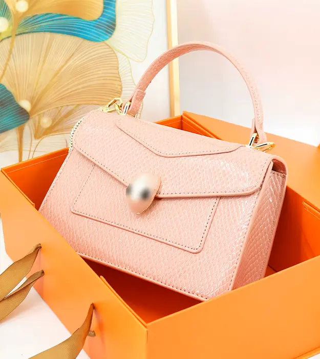 Serpentina Rose – elegantna ženska roze crossbody torba od PU kože sa sjajnim efektom i zlatnim detaljima