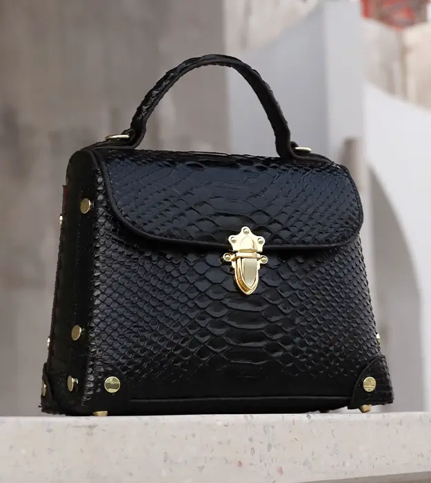 Elegantna crna ženska torba Viperé Éclat od PU kože sa zmijskim uzorkom i zlatnim kopčama
