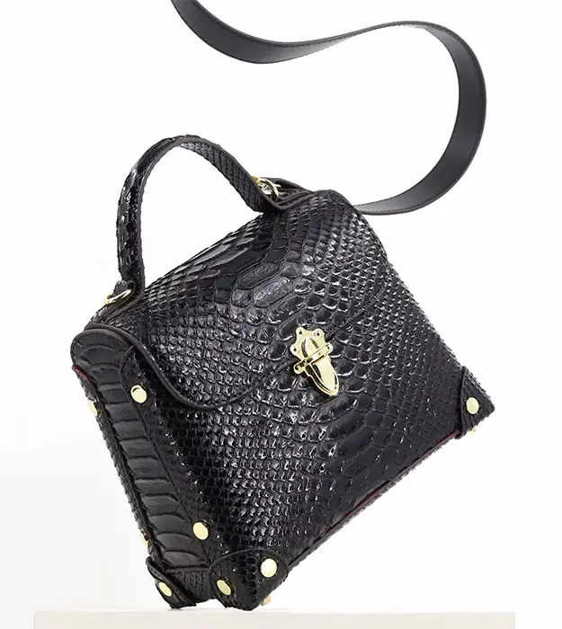 Elegantna crna ženska torba Viperé Éclat od PU kože sa zmijskim uzorkom i zlatnim kopčama