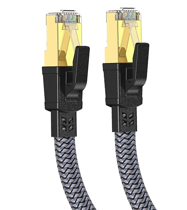 Dva Cat8 Ethernet kabla sa najlonskim pletenjem i pozlaćenim RJ45 konektorima prikazana uspravno